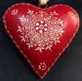 Coeur rouge bombé et décoré d'arabesques blancs, métal 