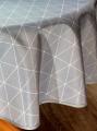 Nappe, lignes blanches géométriques, sur fond gris-perle, ronde Ø160 cm, 100% polyester anti-taches