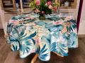Nappe Kelly, feuillage exotique et fleurs rose, sur fond bleu ou blanc, ronde Ø 180 cm, 100% polyester anti-taches