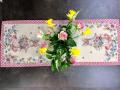 Chemin de table rose de Pâques fleuri, Lapins et tasses, centré sur fond beige, 40x100 cm, polycoton jacquard