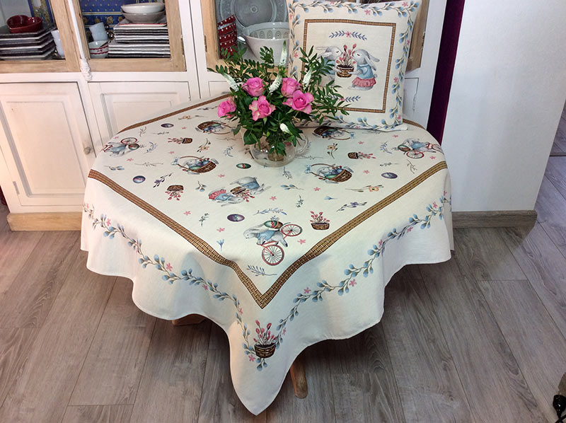 Nappe 160x160 enduite dans un magnifique tissé jacquard de Provence