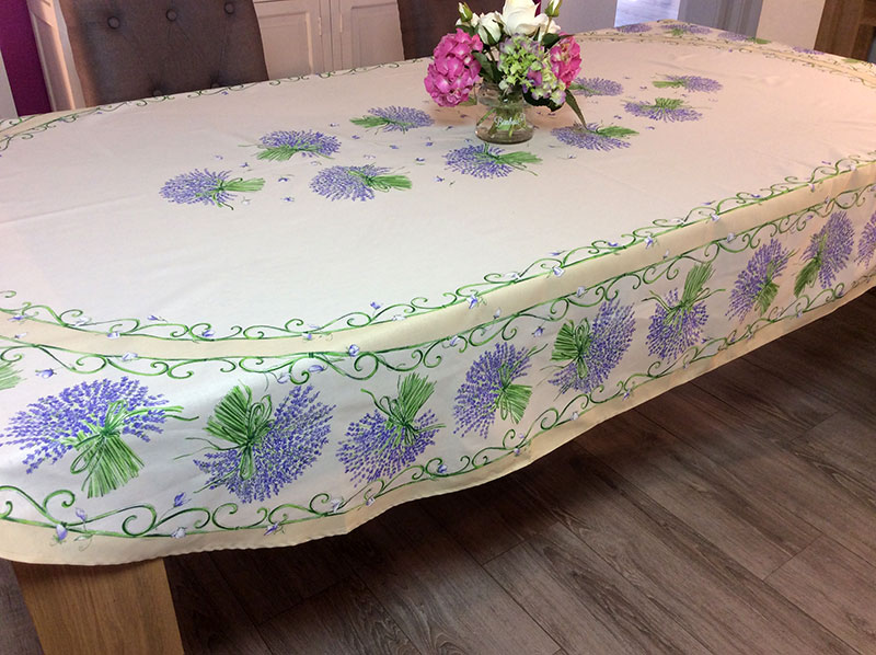 Nappe provençale Bouquets de lavande, fond écru, rect-ovale 160x250 cm,  100% coton ou 100% coton enduit