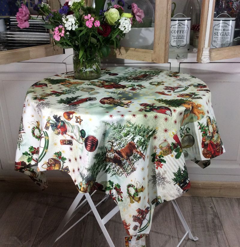 Nappe Ronde Noël 180x180 Cm - Motif Renne, Père Noël, Bonhomme De Neige Avec Dentelle - Polyester Lavable Machine