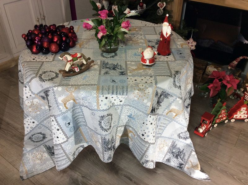 Nappe Lofer Montagne chic, chalets, rennes, flocons, gris-safran carrée  200x200 cm, polycoton jacquard