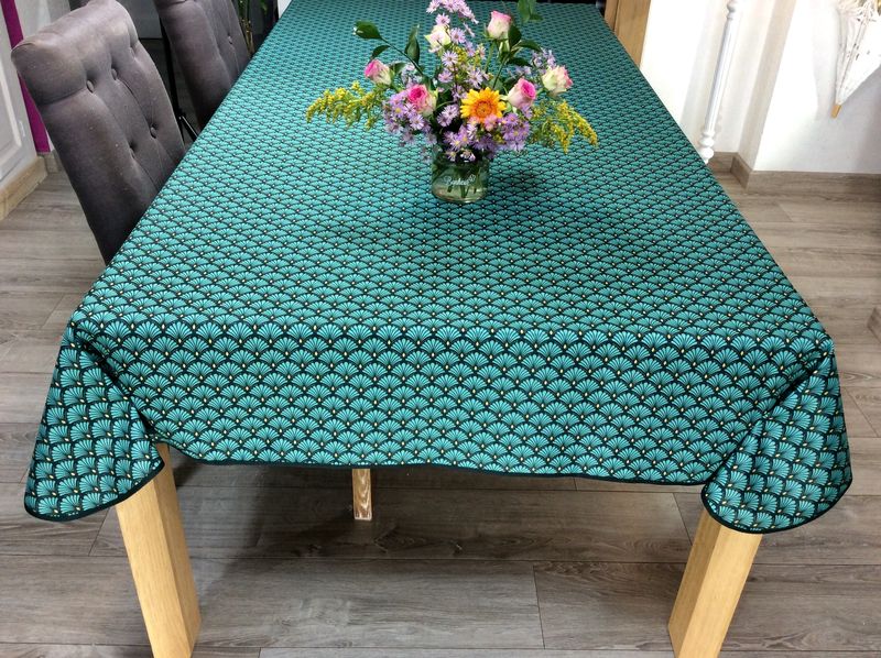 Nappe carrée 150x150 cm imprimée bleu et doré avec pompons - LAGON