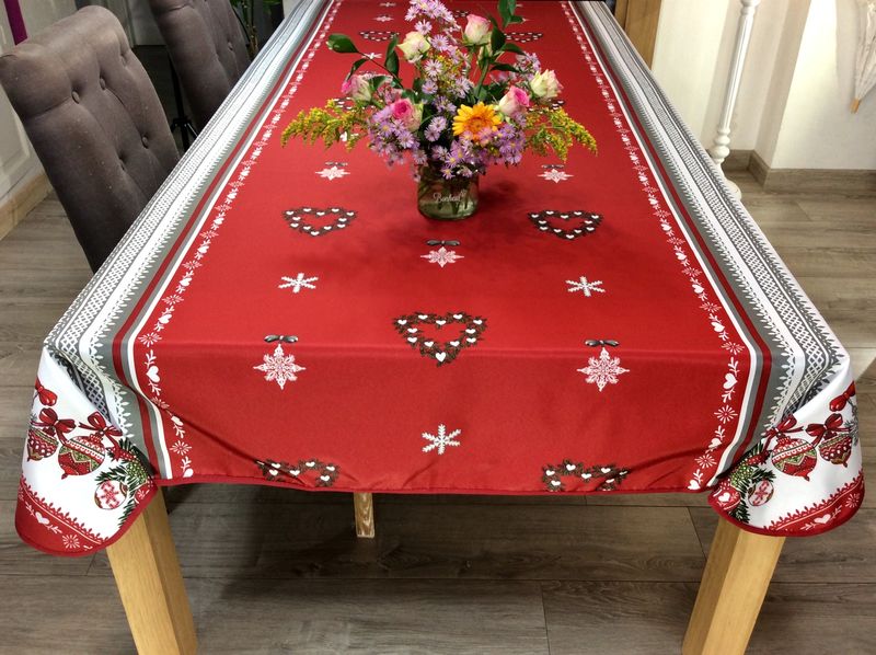 https://www.picaflor-decoration.fr/media/39312/Nappe-rectangulaire-Epiphanie-boules-no%EBl-coeurs-houx-oiseaux-rouge-polyester-2.jpg