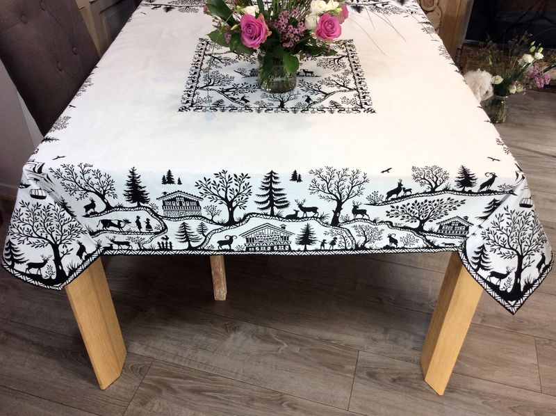 Nappe de Pâques fleurie, Lapins et tasses, centrée sur fond beige, carrée  100x100 cm, polycoton jacquard