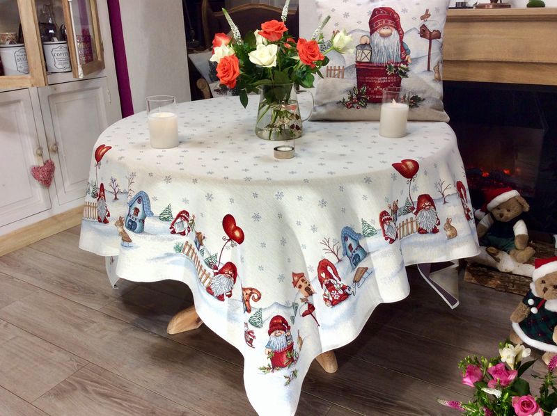 https://www.picaflor-decoration.fr/media/45042/nappe-carree-lutins-noel-animaux-sapins-luge-etoiles-polycoton-jacquard-2.jpg