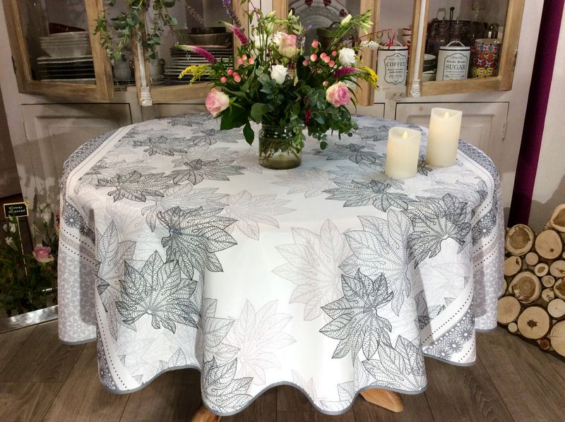 Nappe blanche avec feuilles et fleurs taupe.