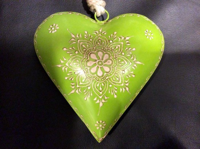 Coeur vert bombé et décoré d'arabesques blancs, métal