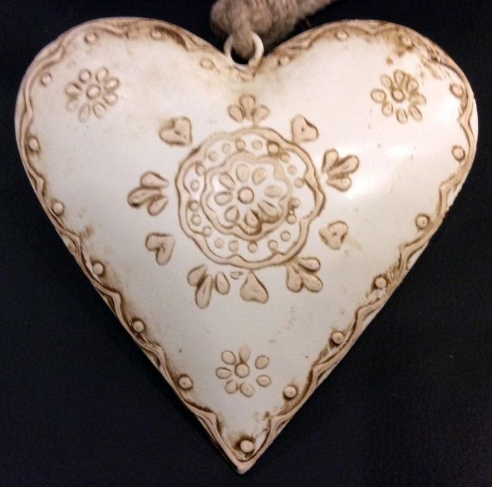 Coeur bombé crème et décoré d'arabesques beige, métal