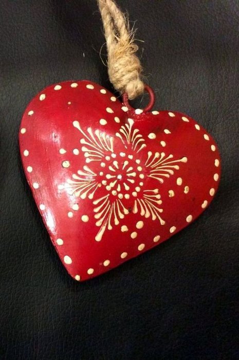 Coeur rouge bombé et décoré d'arabesques blancs, métal, 9x9x2 cm