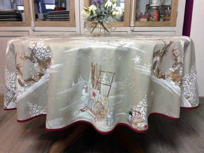 Nappe Rennes des neiges, chalets. traîneaux, sapins, fond beige-marron, ronde 100% coton natté