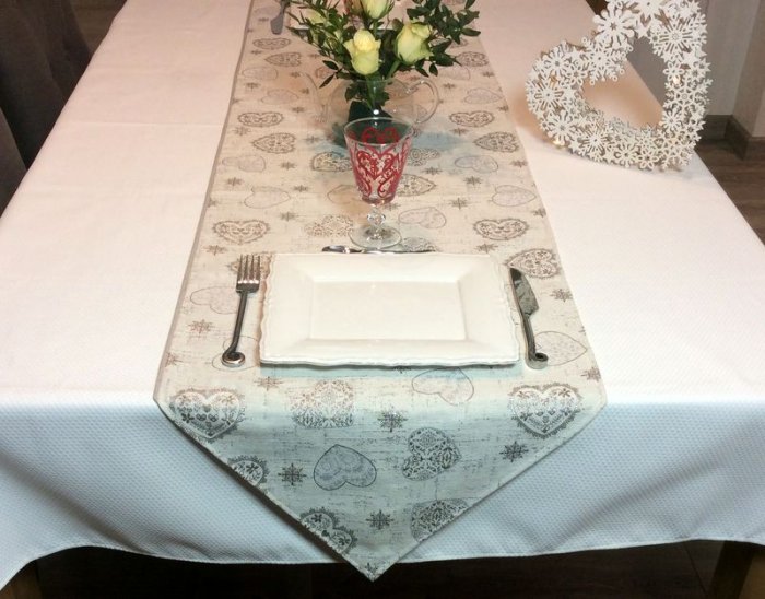 Chemin de Table, Turia, Coeurs argentés et arabesques, fond beige irisé, 35x195 cm, polycoton jacquard
