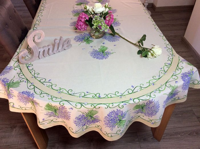 Nappe provençale Bouquets de lavande, centrée, fond écru, ovale 160x250 cm, 100% coton ou 100% coton enduit anti-taches