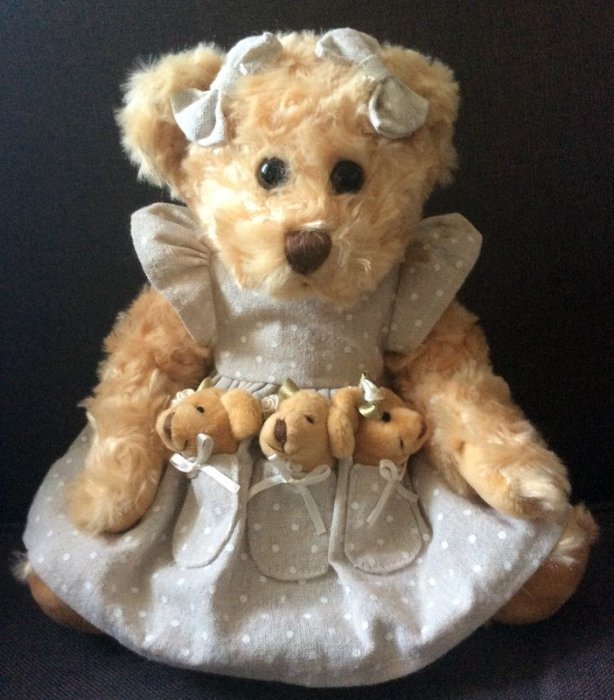 Peluche Oursonne et ses bébés, robe beige à pois, polyester, 30 cm