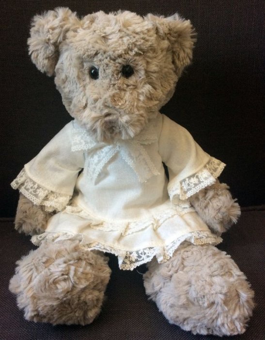 Peluche oursonne, robe blanche avec dentelle, polyester, 30 cm 