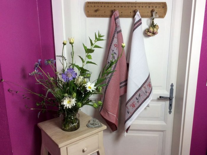 Torchon Famille et Cigogne d'Alsace, rouge ou bleu, rectangulaire 50x75 cm, 100% coton nid d�abeille 