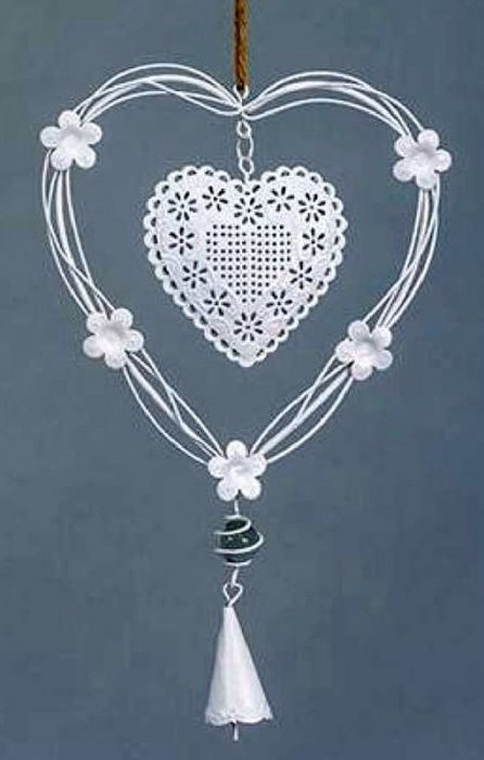 Guirlande coeur à fleurs plat, coeur ajouré bombé et clochette, métal blanc, 35x16 cm 