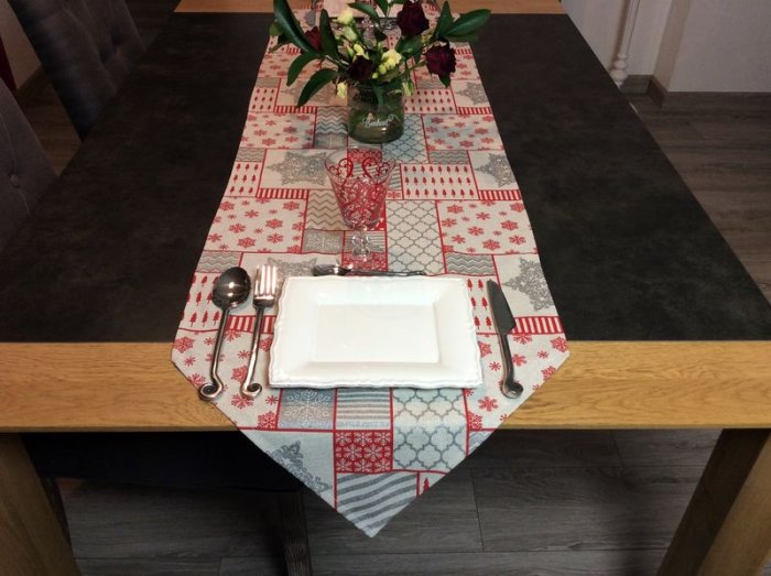 Chemin de table Flocons stylisés et sapins rouges, 45x175 cm, polycoton
