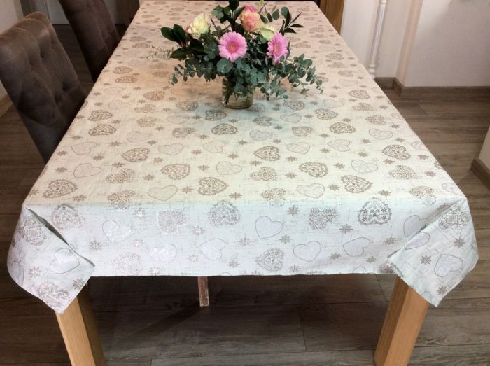 Nappe Turia Lurex, Coeurs argentés et arabesques, sur fond beige-taupe, rectangulaire, polycoton jacquard réversible