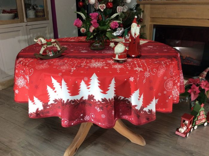 Nappe de Noël, sapins blancs, étoiles et flocons de neige, rouge-blanc, ronde Ø 160 cm, 100% polyester anti-taches