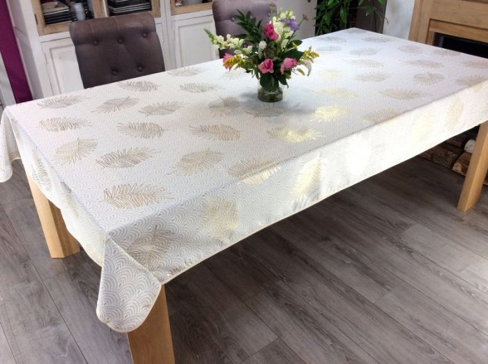 Nappe Sunny gold, feuilles dorées, arabesques, sur fond blanc, rectangulaire, 100% polyester anti-taches