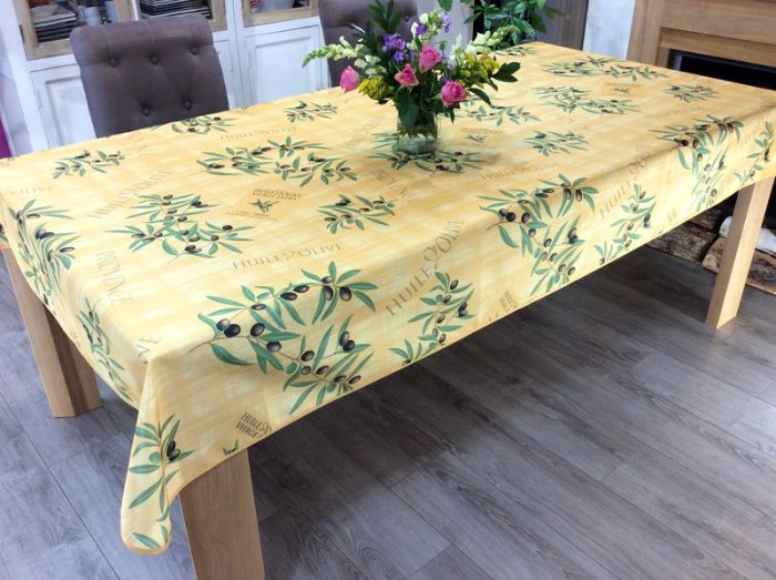 Nappe provençale, Olives, sur un fond jaune, rectangulaire, 150x240 cm, 100% polyester anti-taches
