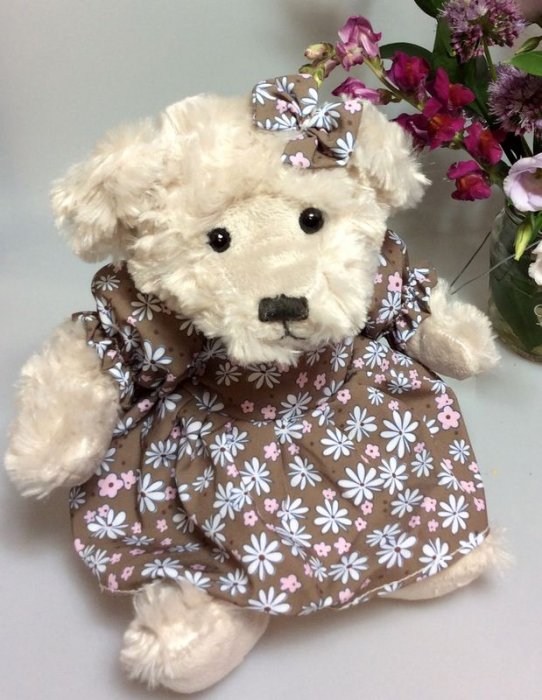 Peluche oursonne, fourrure blanche, robe fleurie marron, polyester, 30 cm