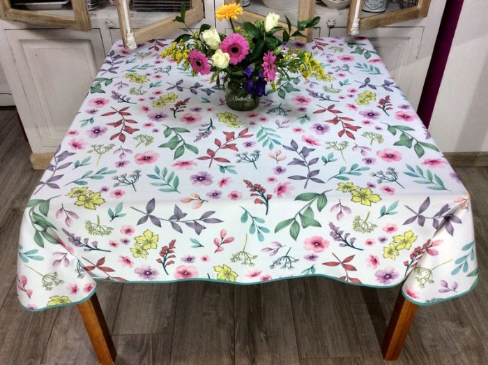Nappe Frechy, florale multicolore , sur un fond blanc, carrée 150x150 cm, 100% polyester anti-taches
