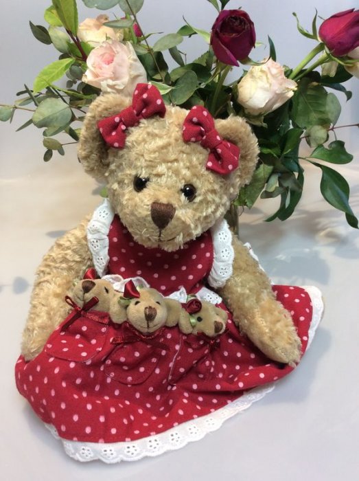 Peluche oursonne et ses 3 bébés oursons, robe petits pois, rouge, polyester, 30 cm