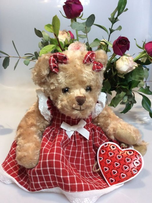 Peluche oursonne, noeud dentelle, robe carreaux, rouge, polyester, 35 cm