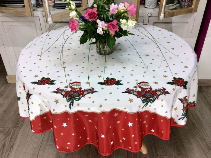 Nappe Père Noël, étoiles et cadeaux, blanc-rouge, ronde Ø160 cm, 100% polyester anti-taches