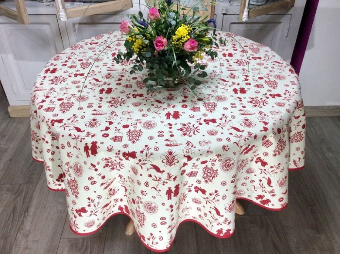 Nappe Méli-Mélo, motifs alsaciens rouge, sur un fond crème, ronde Ø135 cm, 100% coton natté