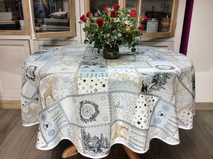 Nappe Lofer Montagne chic, chalets, rennes, flocons, sur fond gris-safran, ronde, polycoton jacquard réversible
