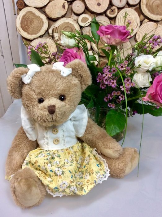 Peluche oursonne, fourrure marron clair, robe jaune, fleurie, polyester, 32 cm