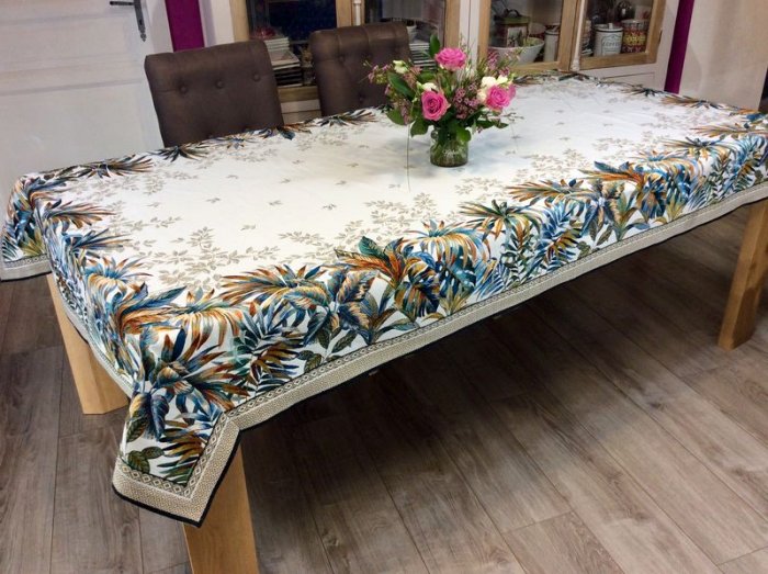 Nappe Feuillage multicolore, centrée, sur fond blanc ou bleu, rectangulaire 145x250 cm, polycoton jacquard 