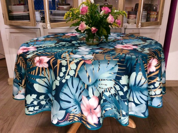 Nappe Kelly, feuillage exotique et fleurs rose, sur fond bleu ou blanc, ronde Ø 180 cm, 100% polyester anti-taches