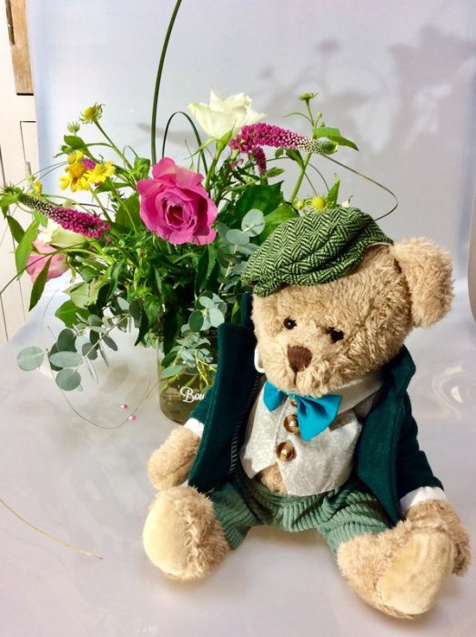 Peluche ourson, costume  à l'anglaise, veste, gilet, casquette et noeud papillon, vert, beige, bleu, polyester, 33 cm