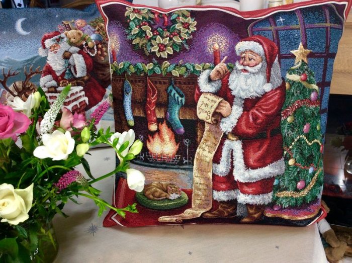 Housse de coussin Noël, Santa Claus lisant la liste des cadeaux, sapin, bottes, chat, carrée 45x45 cm, polycoton jacquard