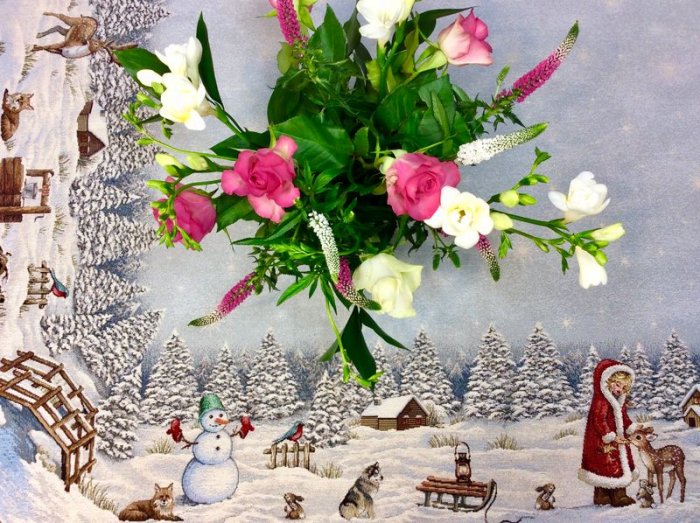 Nappe de Noël, Enfant-Noël nourrissant un faon, cerfs, animaux du bois, sapins, ciel étoilé, centrée, rectangulaire 160x250 cm, polycoton jacquard
