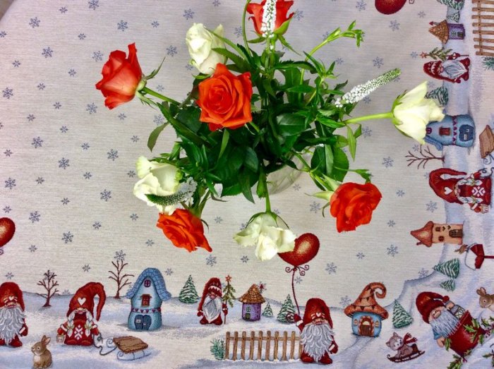 Nappe de Noël, Lutin au ballon rouge-coeur, animaux, neige, sapins, flocons, centrée, rectangulaire, polycoton jacquard