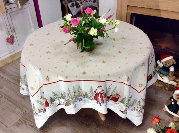 Nappe de Noël, Père Noël et son traineau rouge, étoiles dorées, cadeaux, sapins, centrée, carrée 165x165 cm, polycoton jacquard