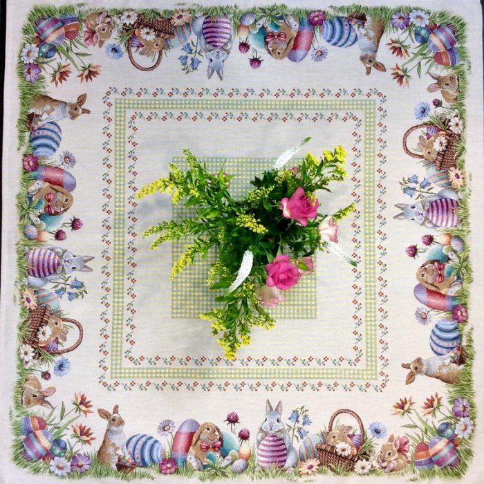 Nappe de Pâques fleurie, Lapins et oeufs, centrée sur fond beige, carrée 100x100 cm, polycoton jacquard
