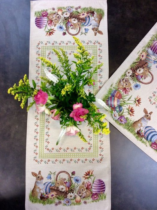 Chemin de Table, Lapins et oeufs de Pâques, centré sur fond beige, 40x100 cm, polycoton jacquard