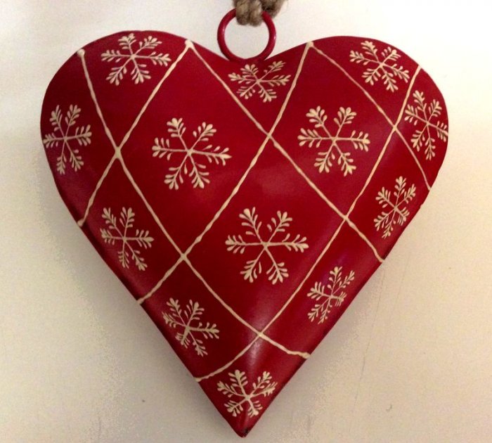 Coeur rouge bombé, décoré de flocons blancs dans losanges, 15X15x4,5 cm, métal