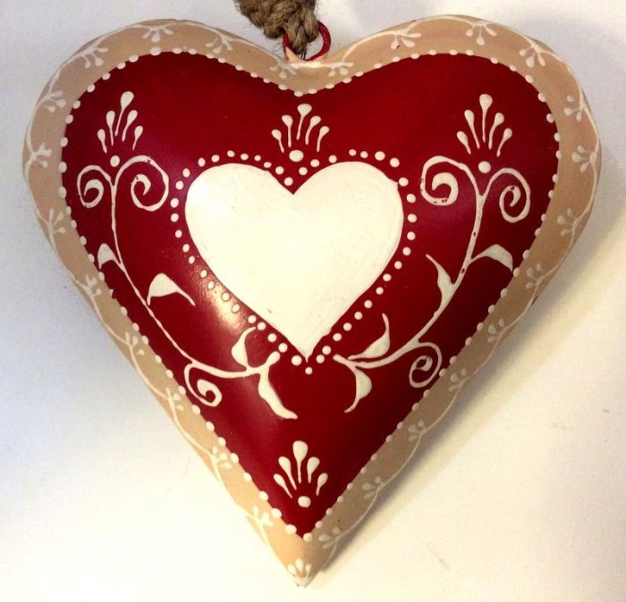 Coeur rouge-blanc, bombé, décoré d'arabesques blancs et bordure crème, 15x15x4,5 cm, métal