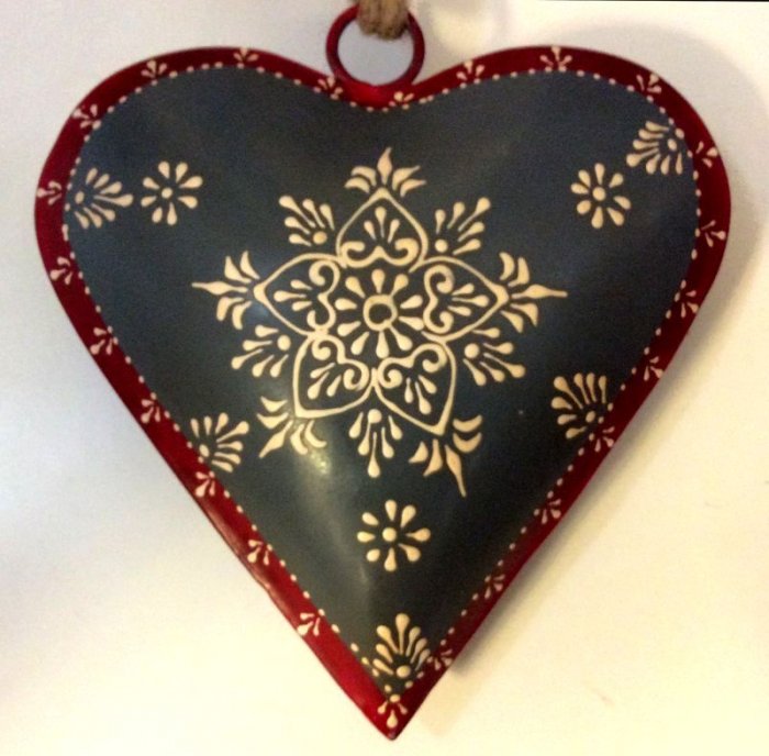 Coeur gris, bombé, décoré d'arabesques blancs et bordure rouge, métal