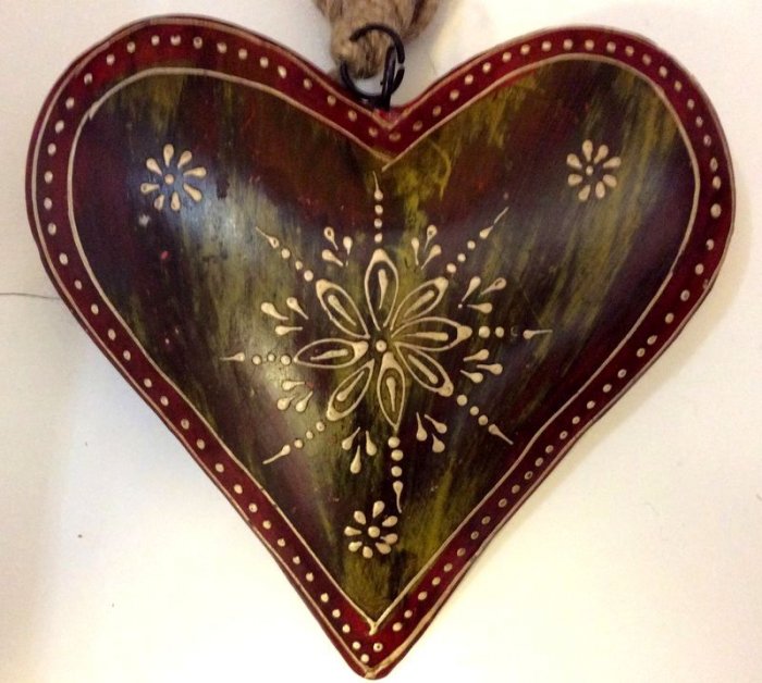 Coeur vert vieilli, bombé, décoré de fleurs et points blancs, bordure rouge, 16x16x3 cm, métal