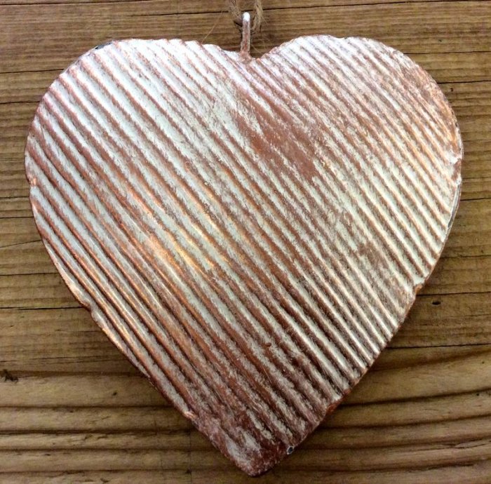 Coeur crème-doré, bombé, décoré de traits ou coeurs dorés, 9x9x1,5 cm, métal